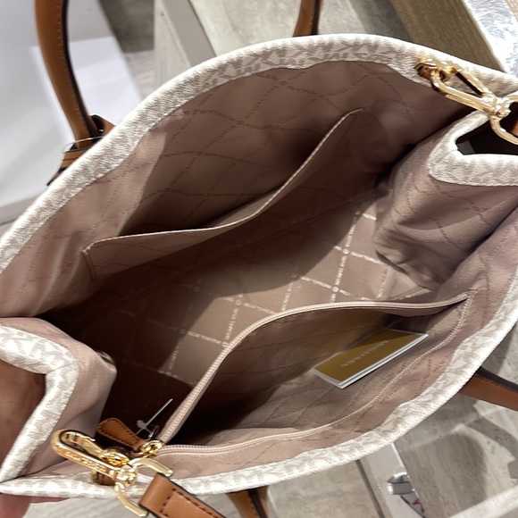 Michael Kors "Mirella" MD EW Tote Vanilla Shoulder Tote
35F2G7ZT2B - NWT - Picture 13 of 16